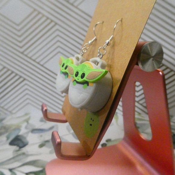 Baby Yoda bag fish hook earrings. - Picture 3 of 6